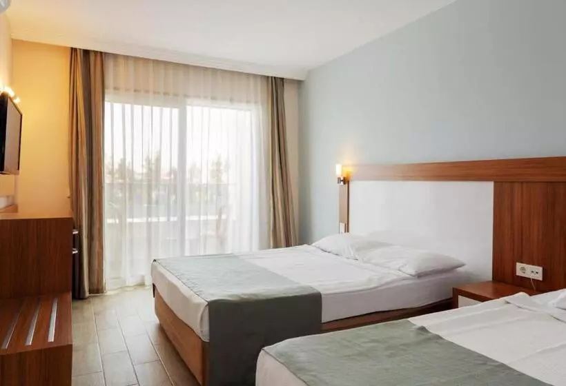 プールの見えるスタンダードトリプルルーム, Numa Konaktepe Hotel   All Inclusive