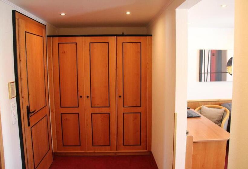 غرفة عائلية, Riezler Hof