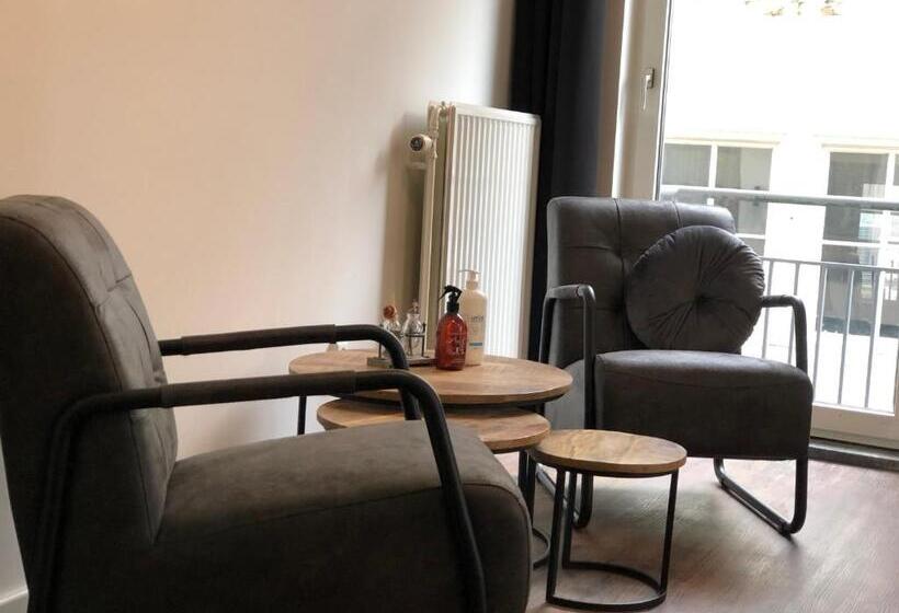 اتاق لوکس با بالکن, Bnb Grand Café Prins Bernhard