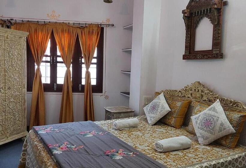 اتاق لوکس, Raahi Backpacker S Hostel
