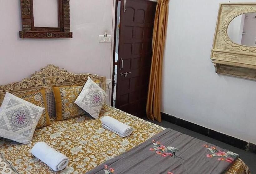 اتاق لوکس, Raahi Backpacker S Hostel