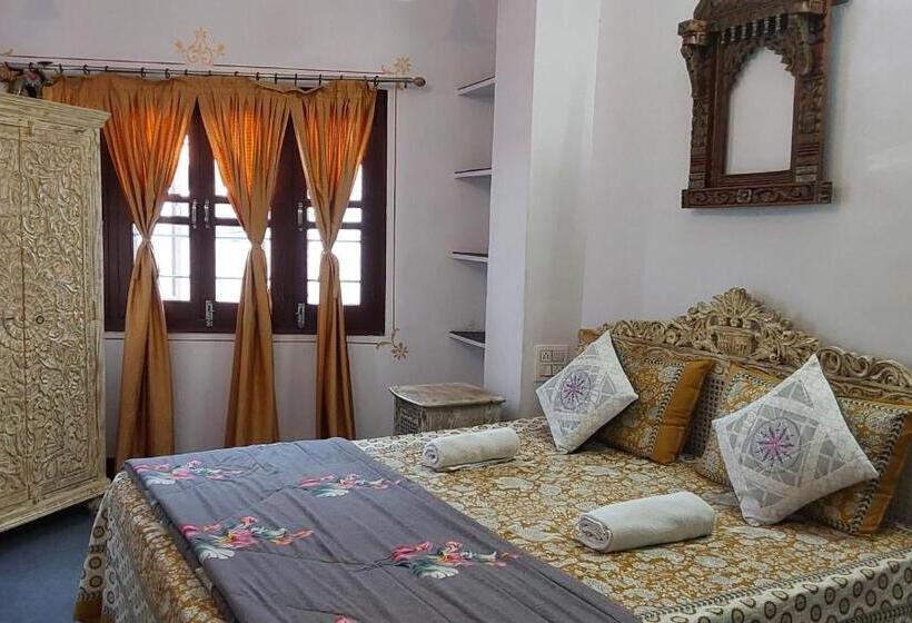 اتاق لوکس, Raahi Backpacker S Hostel