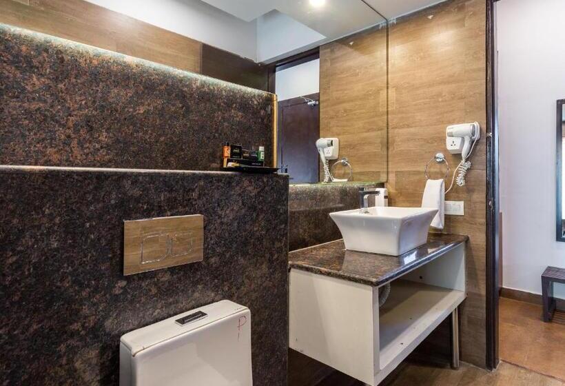 バルコニー付きデラックスルーム, Amara Oceanfront Resort & Club Baga