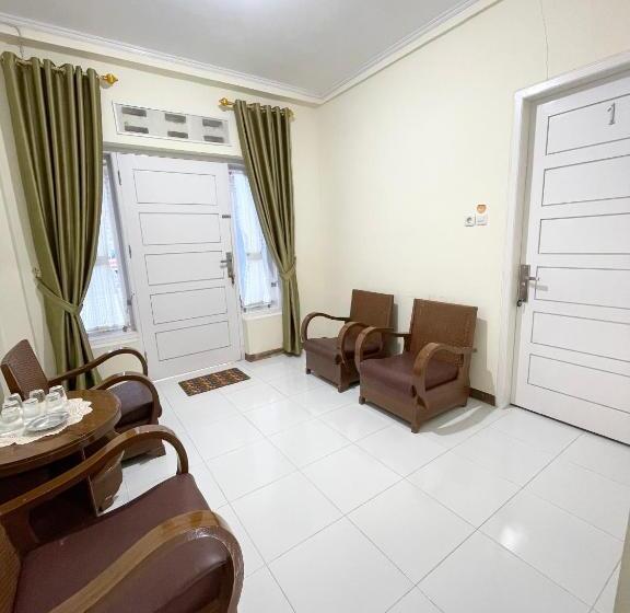 Номер Стандарт, Rumah Umi Awr