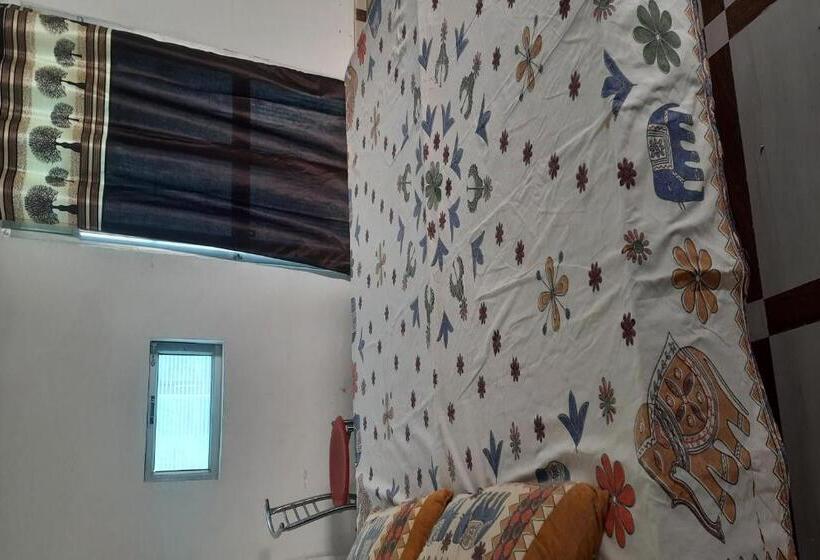 חדר קלאסי לשלושה, Spot On 83905 Goodluck Restaurant