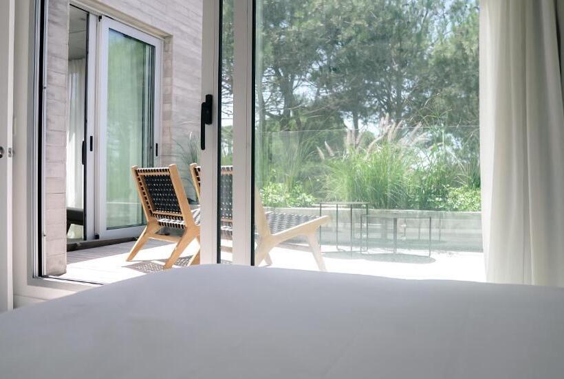 جناح مزود بتراس, Casagrande Hotel & Beach Club