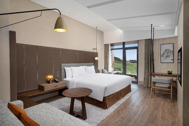 キングサイズベッドのジュニアスイート, Crowne Plaza Chongli Resort, An Ihg