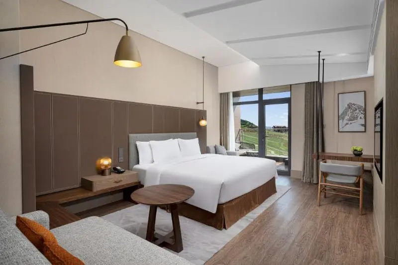 キングサイズベッドのスタンダードルーム, Crowne Plaza Chongli Resort, An Ihg