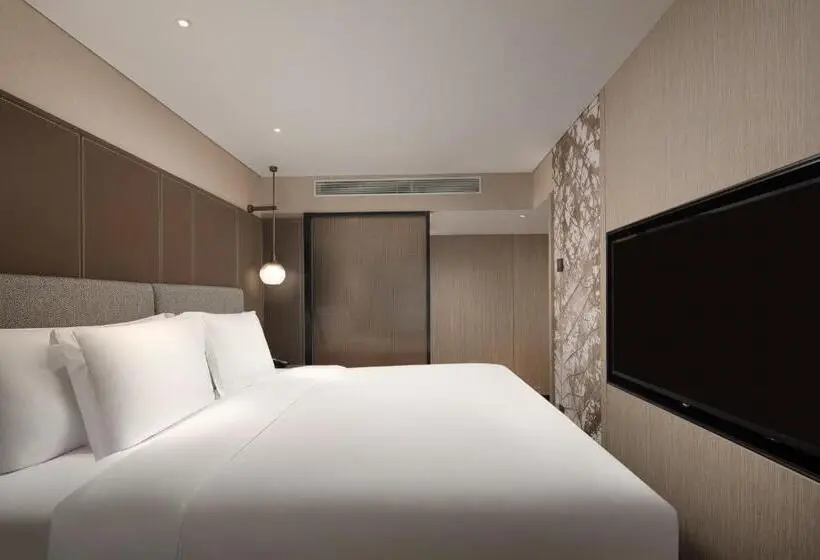 キングサイズベッドのスイートルーム, Crowne Plaza Chongli Resort, An Ihg