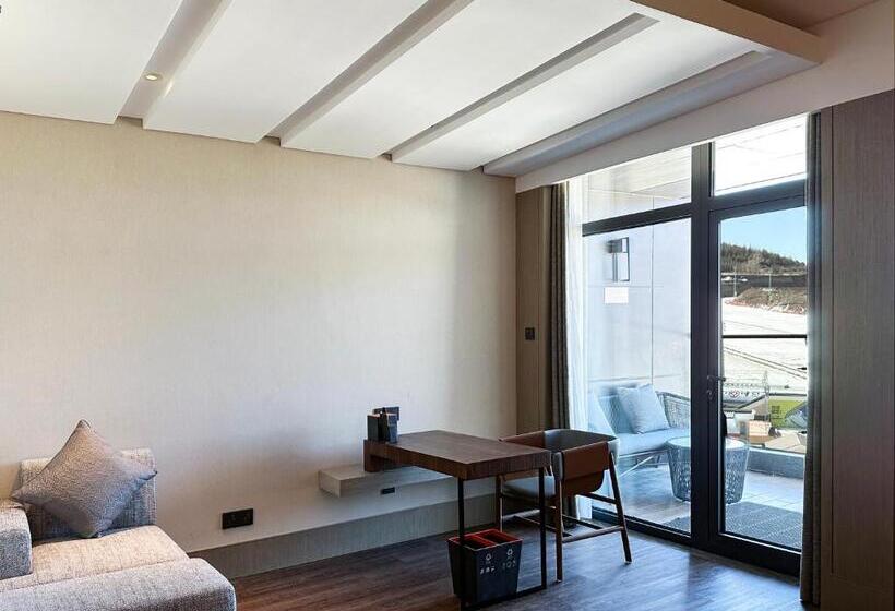 جناح جونيور سرير كينج, Crowne Plaza Chongli Resort, An Ihg