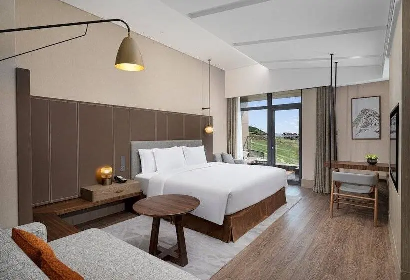 湖の見えるプレミアムルーム, Crowne Plaza Chongli Resort, An Ihg