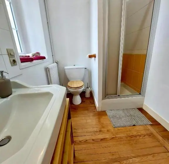 ファミリールーム, Les Chambres D Omaha Beach Etablissement Avec Deux Chambres D Hôtes, Petit Déjeuner Compris Fait Mai