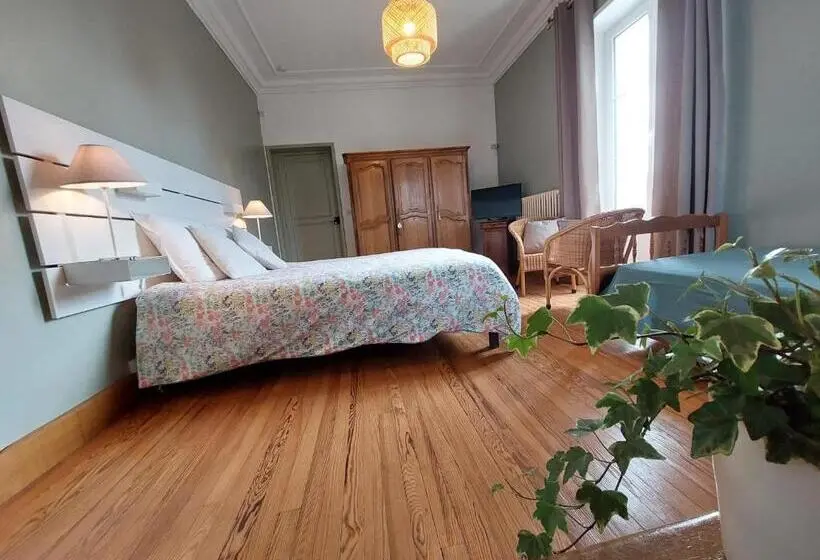 ファミリールーム, Les Chambres D Omaha Beach Etablissement Avec Deux Chambres D Hôtes, Petit Déjeuner Compris Fait Mai