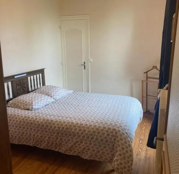 ファミリールーム, Les Chambres D Omaha Beach Etablissement Avec Deux Chambres D Hôtes, Petit Déjeuner Compris Fait Mai