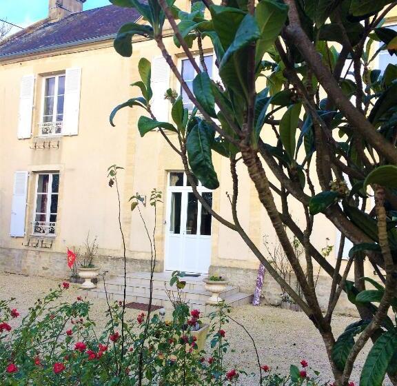 ファミリールーム, Les Chambres D Omaha Beach Etablissement Avec Deux Chambres D Hôtes, Petit Déjeuner Compris Fait Mai