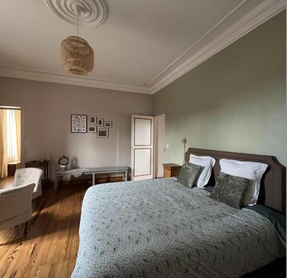 Family Suite, Les Chambres D Omaha Beach Etablissement Avec Deux Chambres D Hôtes, Petit Déjeuner Compris Fait Mai