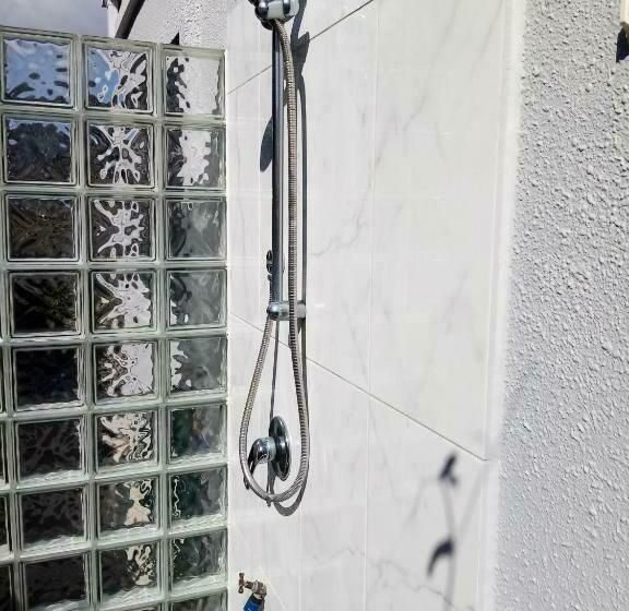 침실 3개 주택, Three Bedrooms Two Bathrooms Ground Floor Only Not The Whole House