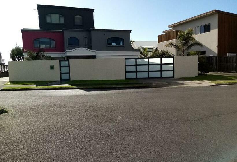 침실 3개 주택, Three Bedrooms Two Bathrooms Ground Floor Only Not The Whole House