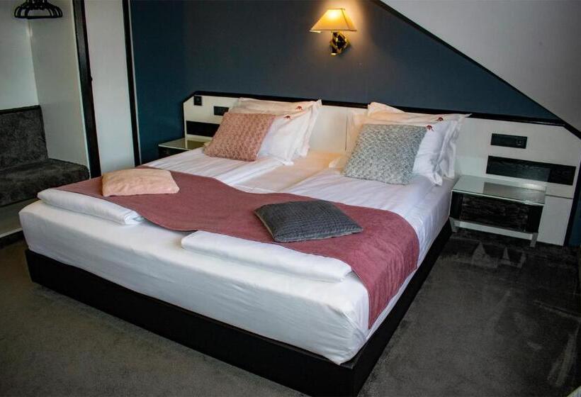 Люкс с Балконом, La Conacul Vesel