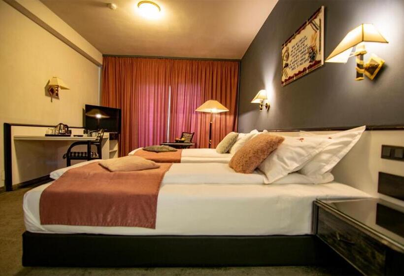 Номер Superior, La Conacul Vesel