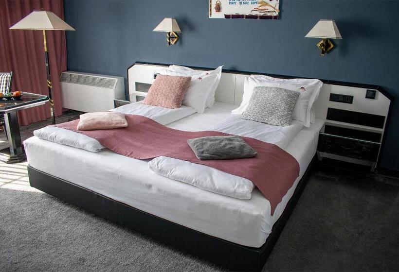 Номер Superior, La Conacul Vesel