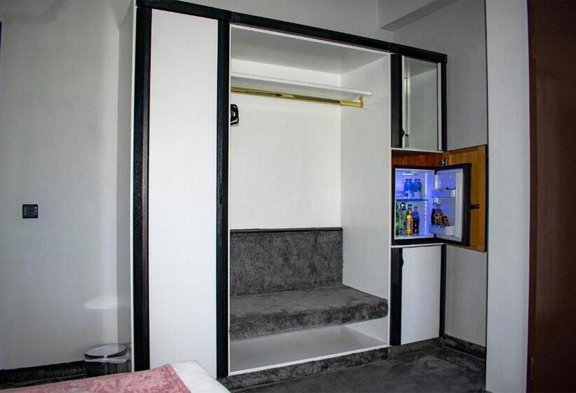 Номер Superior, La Conacul Vesel