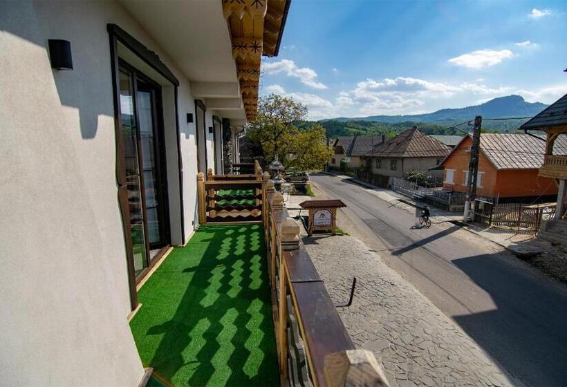 Трехместный Номер Стандарт с Балконом, La Conacul Vesel