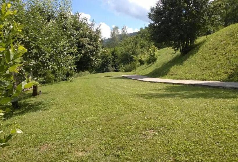 إستديو قياسى مطل على حمام السباحة, La Collina Dei Franchi