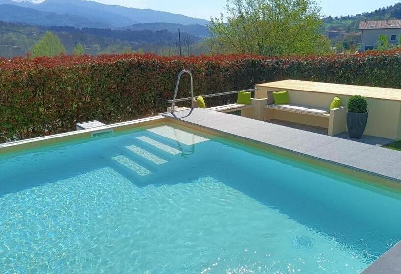 إستديو قياسى مطل على حمام السباحة, La Collina Dei Franchi