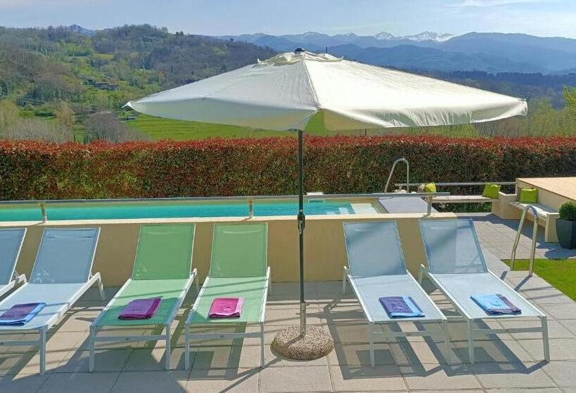 إستديو قياسى مطل على حمام السباحة, La Collina Dei Franchi