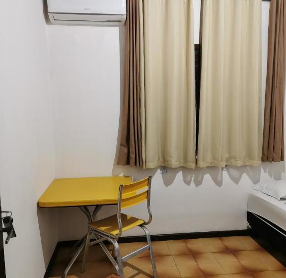 バス共有のスタンダードルーム, Sos Hostel