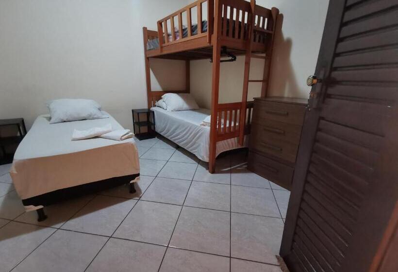 スタンダード４人部屋, Sos Hostel