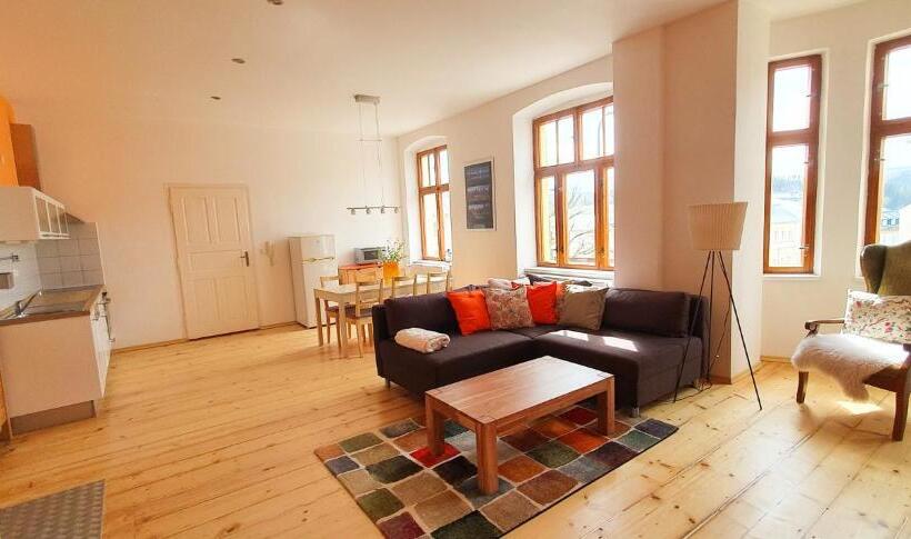 شقة غرفة واحدة, Nebespán