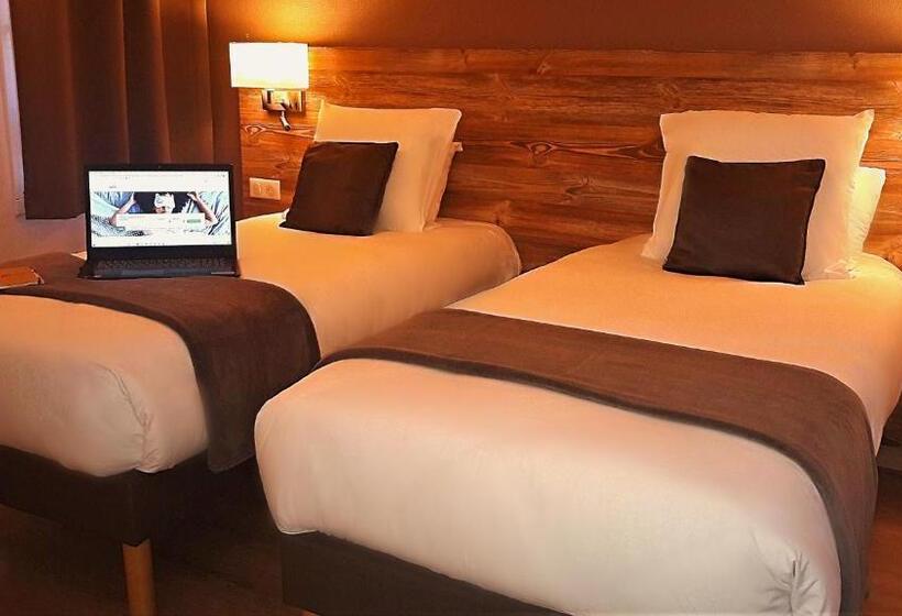 Номер Стандарт Трехместный, Brit Hotel Confort Pau Lons