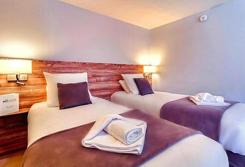 Четырехместный Номер Стандарт, Brit Hotel Confort Pau Lons