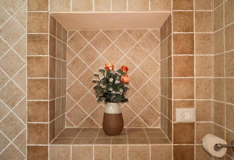 חדר משפחתי, Borgo Di Celle