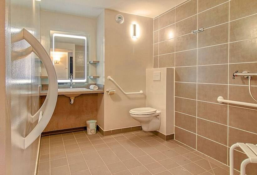 Четырехместный Номер Стандарт, Brit Hotel Confort Pau Lons