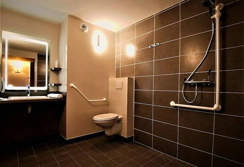 غرفة قياسية رباعية, Brit Hotel Confort Pau Lons