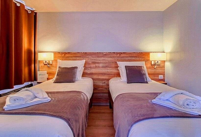 غرفة قياسية رباعية, Brit Hotel Confort Pau Lons