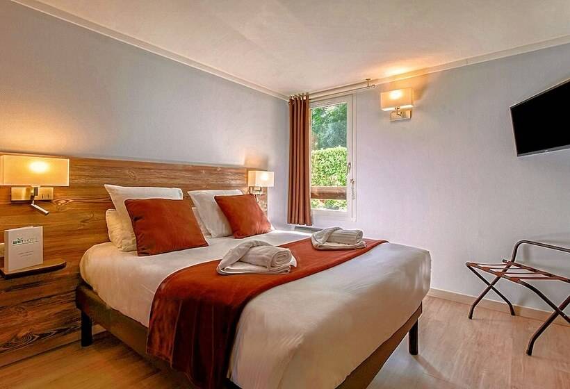 Четырехместный Номер Стандарт, Brit Hotel Confort Pau Lons