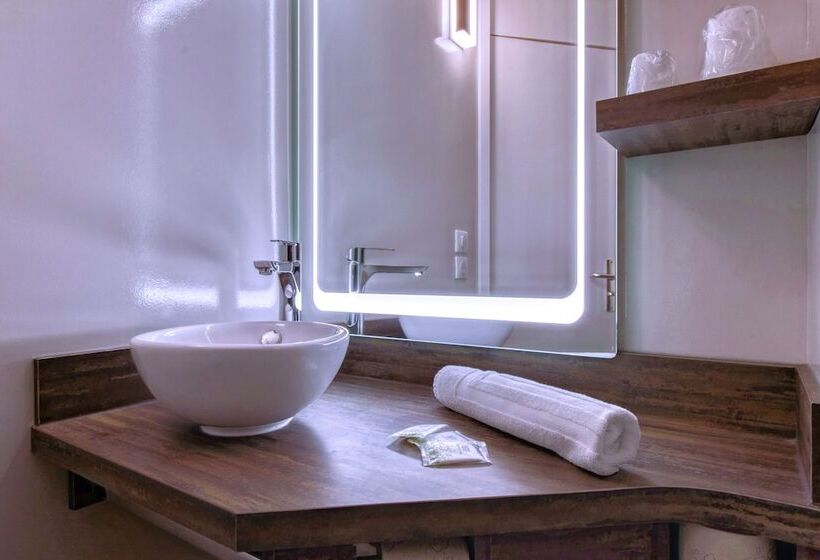 Номер Стандарт Трехместный, Brit Hotel Confort Pau Lons