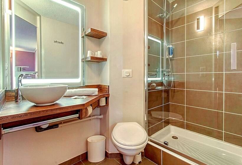 غرفة قياسية ثلاثية, Brit Hotel Confort Pau Lons