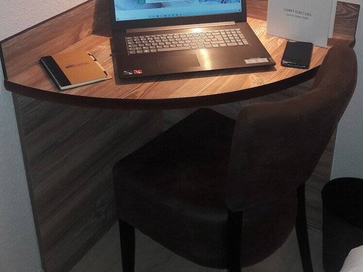 غرفة قياسية ثلاثية, Brit Hotel Confort Pau Lons