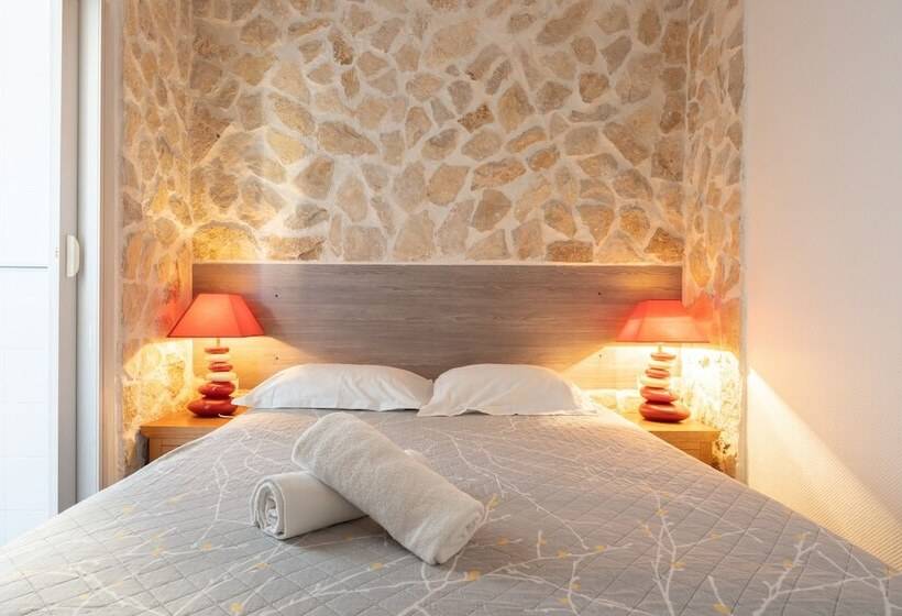 اتاق استاندارد سه نفره, De Belgique à Menton