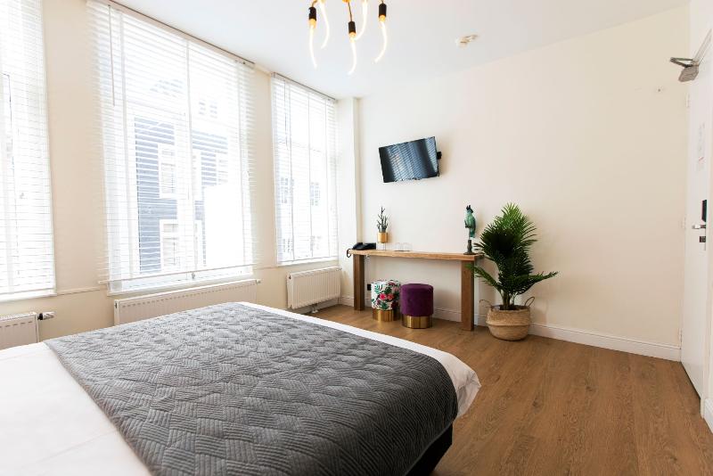 اتاق لوکس, Quentin Golden Bear