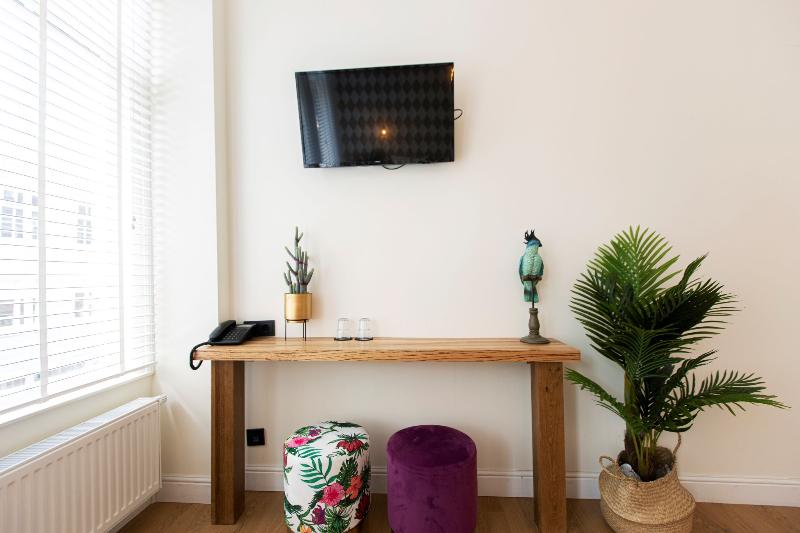 اتاق لوکس, Quentin Golden Bear