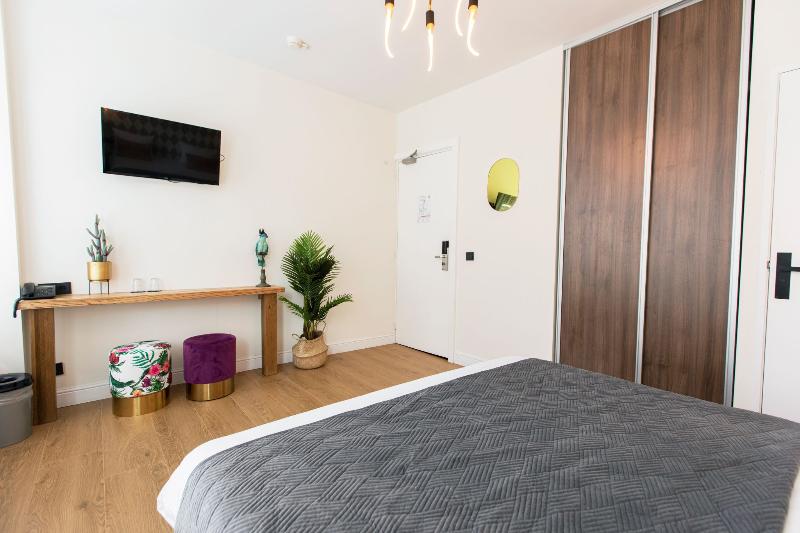 اتاق لوکس, Quentin Golden Bear