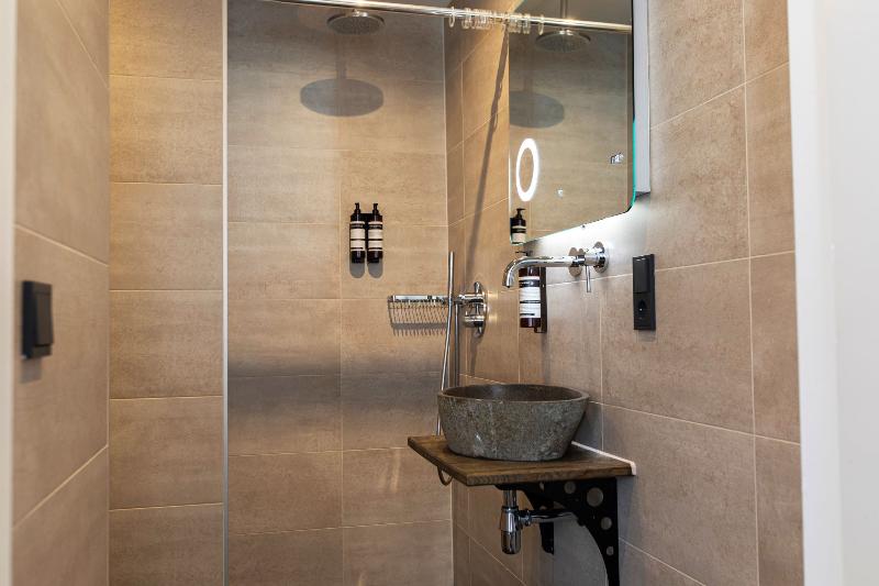 اتاق لوکس, Quentin Golden Bear