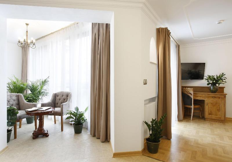 اتاق استاندارد یک تخته با سرویس بهداشتی مشترک, Quentin Golden Bear