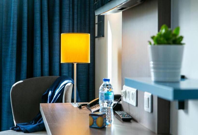 Номер Комфорт, The Originals Boutique Hotel Saint James, Montaigu Vendée, Nantes Sud